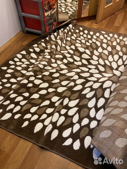 Ковер шерстяной; тумба