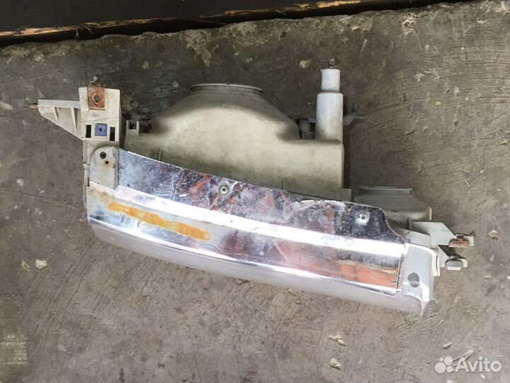 Фара правая Toyota chaser MX-83