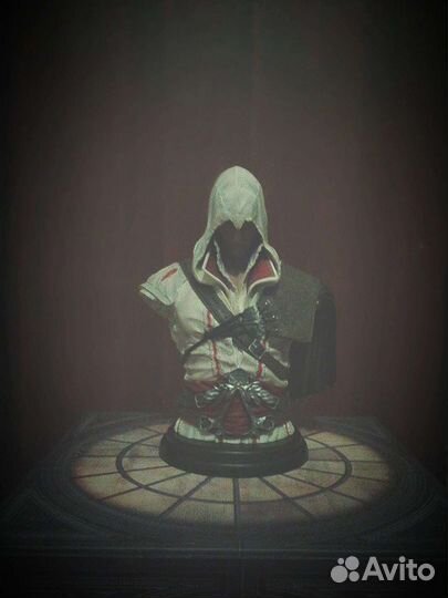 Фигурка эцио
