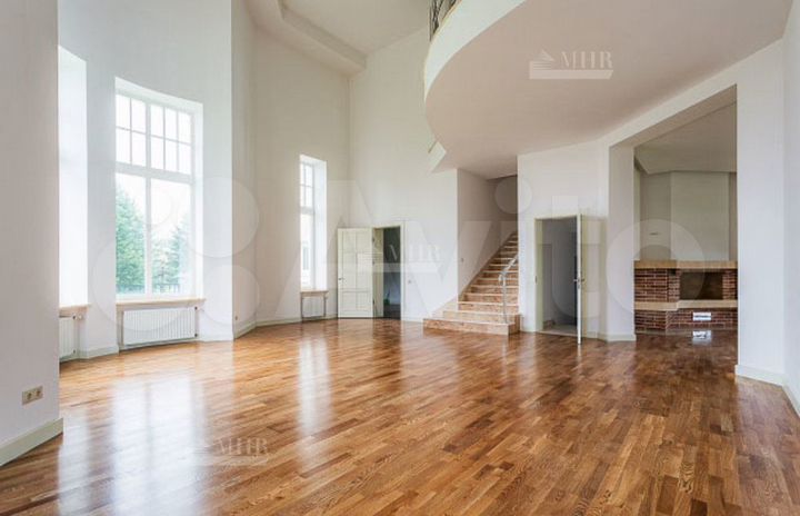 Дом 1008 м² на участке 35 сот.