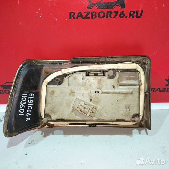 Фонарь задний правый Toyota Corolla e90