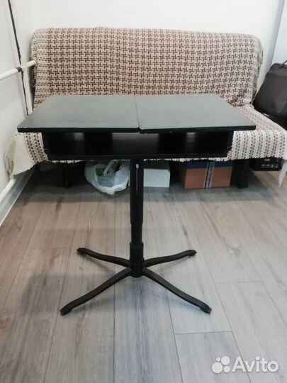 Сломанный стол для ноутбука Alve из Икеи