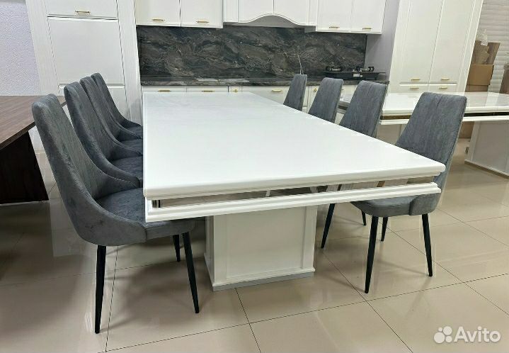 Стол и стулья