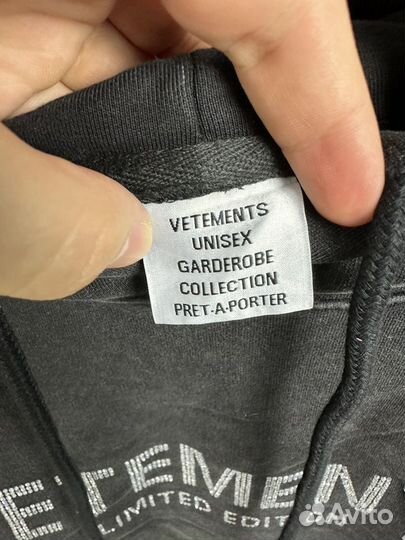 Новая худи Vetements Rhinestone на руках