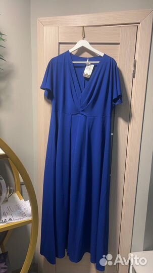 Платье цвета электрик