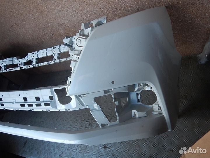 Бампер передний Toyota Hiace