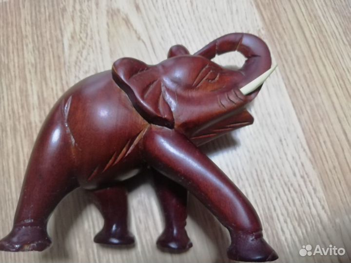 Фигурки слонов из красного дерева. Более 30 лет
