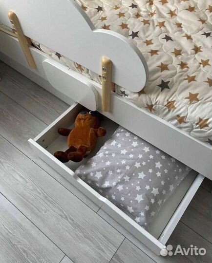 Детская кровать с мягкой спинкой