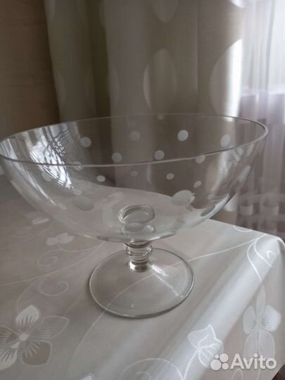 Ваза для фруктов на ножке