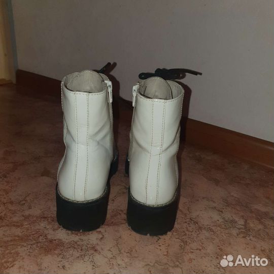 Белые ботинки