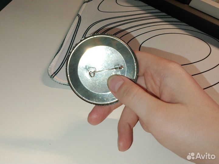 Значок металлический не беси