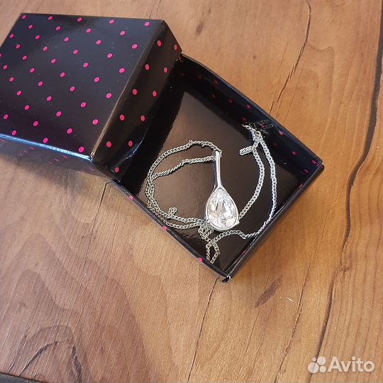 Кулон с кристаллом Сваровски на цепочке Avon