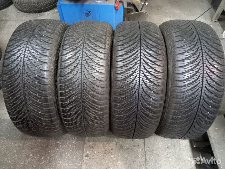 Goodyear Vector 4Seasons Gen-2 215/55 R17 94V