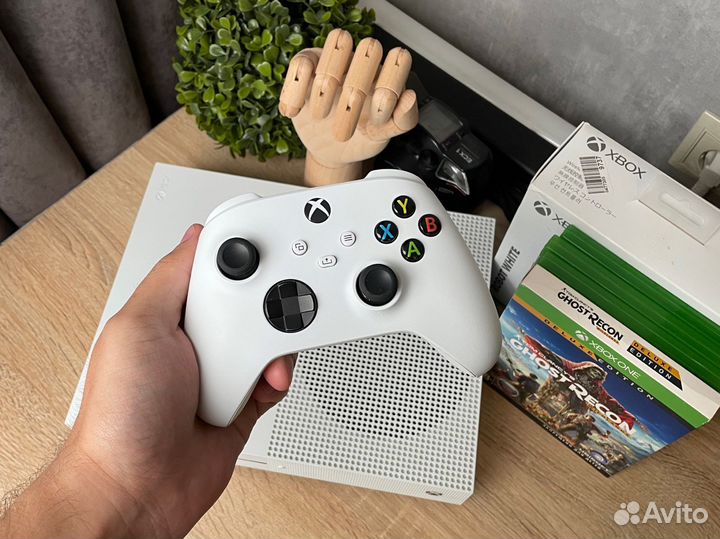 Xbox One S 500gb + геймпад + 4 игры