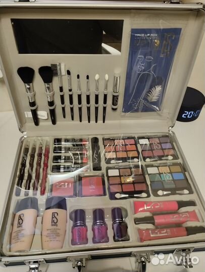 Косметический набор в чемодане