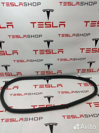 Уплотнитель бокса подкапотного резиновый Tesla
