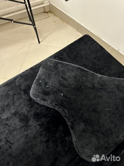 Кушетка, стол для материалов, лампа