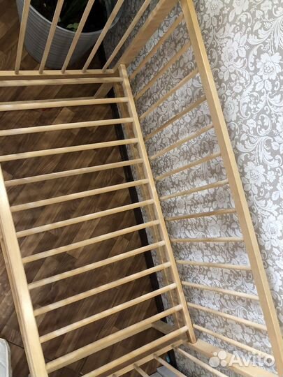 Кровать с матрасом, простынью и игрушкой