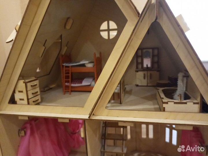 Деревянный домик для кукол
