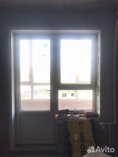 Пластиковая балконная дверь с окном