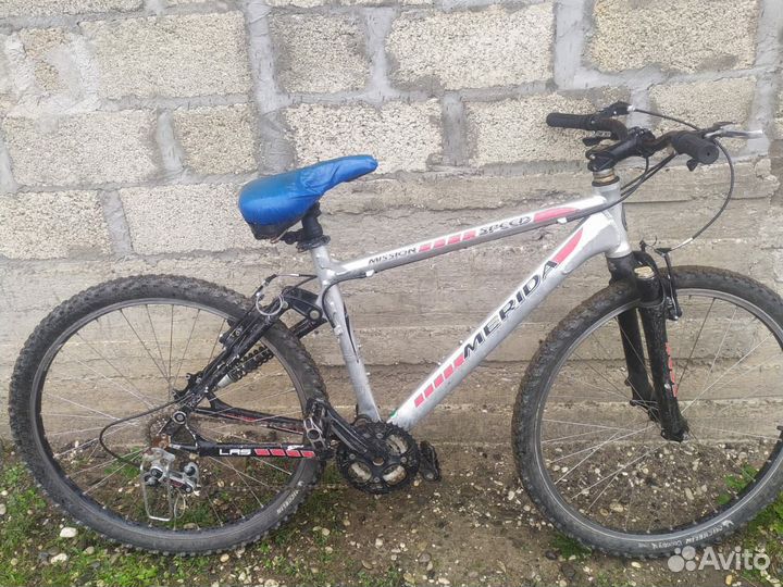 Горный велосипед мерида с омартизатором с зади
