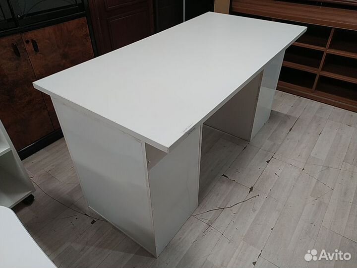 Стол письменный б/у 140х70х75 (25мм) на опорах