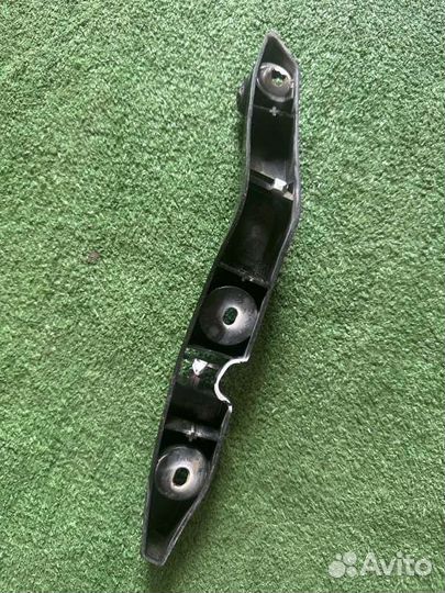 Крепление бампера переднее правое Ford Focus 2