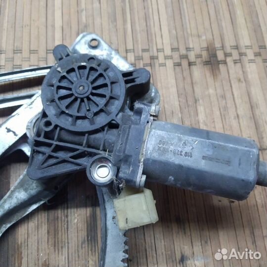 Мотор стеклоподъемника правый Mercedes-Benz