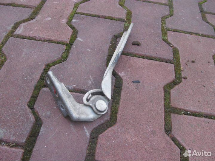 Петля капота правая Volkswagen Passat B5 1997-2005