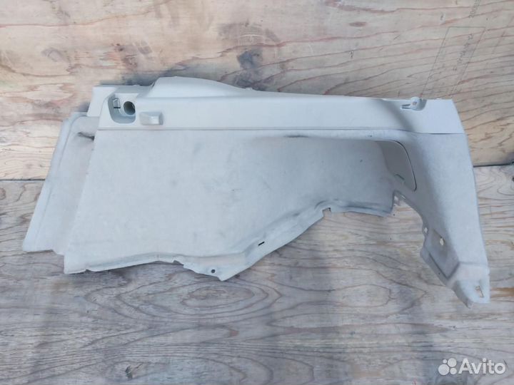 Обшивка багажника правая Toyota Prius 2 NHW20