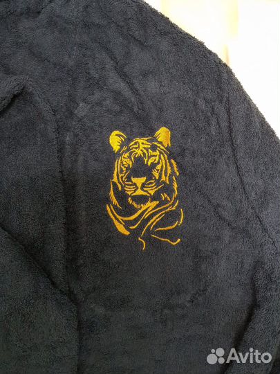 Махровый халат с вышивкой на груди