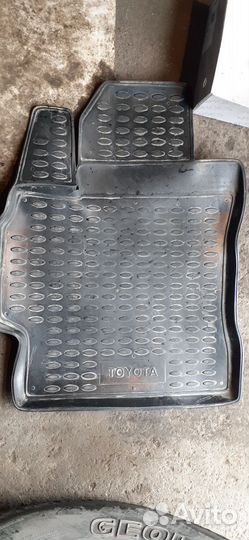 Продам резиновые коврики в салон toyota korolla