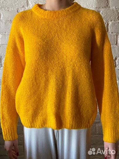 Яркий свитер женский