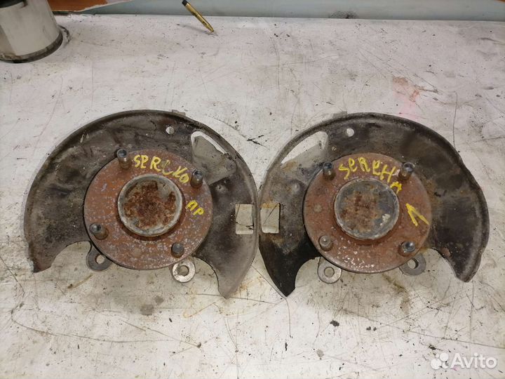 Левый Поворотный кулак Nissan Serena C23