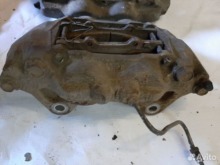 Суппорт передний левый Toyota Hilux 2005-2015