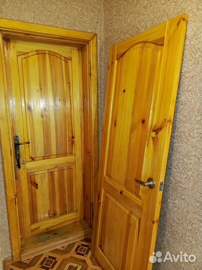 Двери входные бу с коробкой, замком и навесами