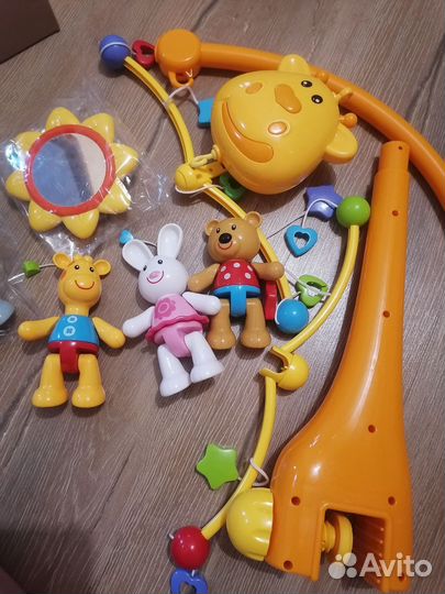 Мобиль на кроватку жирафики