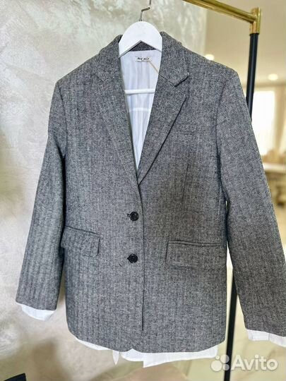 Костюм с юбкой шикарный