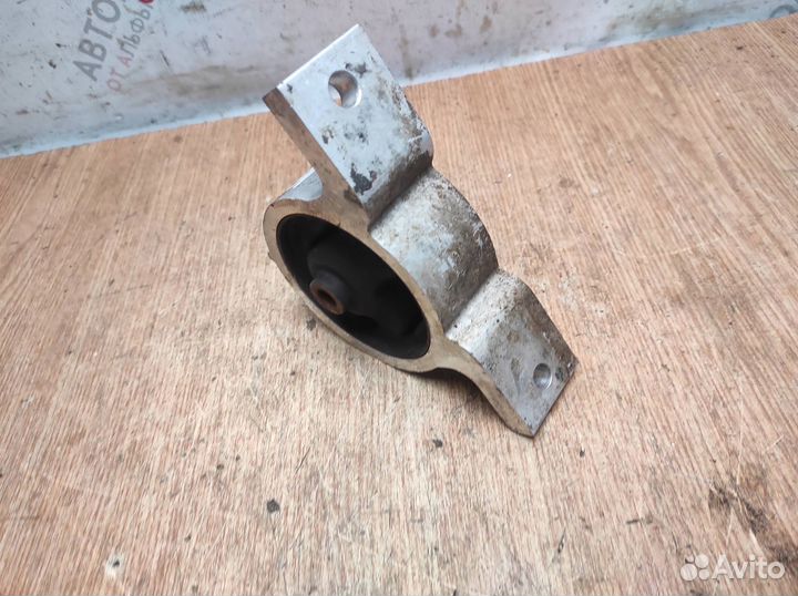 Опора двигателя передняя Nissan Almera N16 2000
