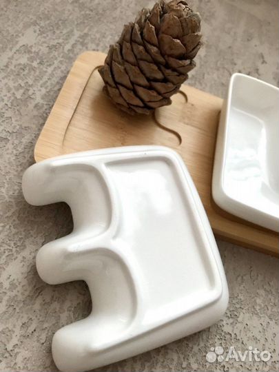 Набор 4 сервировочных блюд на деревянной подставке