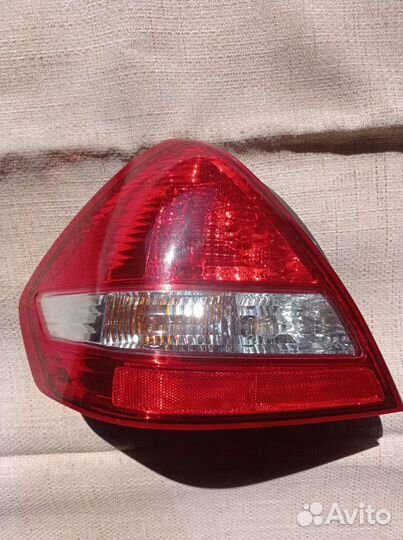 Стоп сигнал левый Nissan Tiida Latio