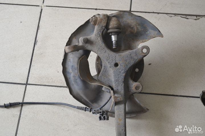 Поворотный кулак передний правый Mercedes-Benz W21