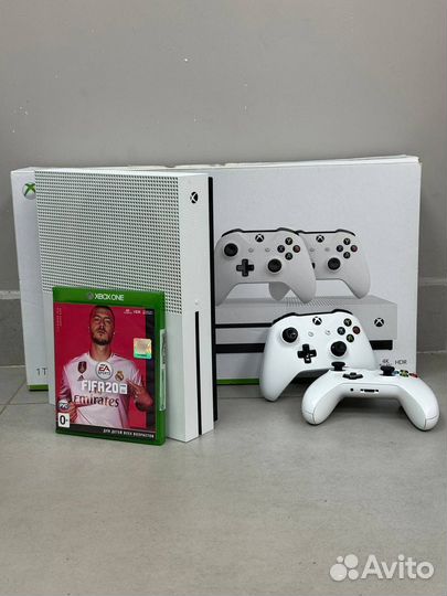 Xbox One S 1tb + 2 геймпада