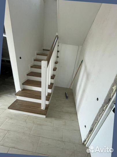 Облицовка каркаса лестницы деревом