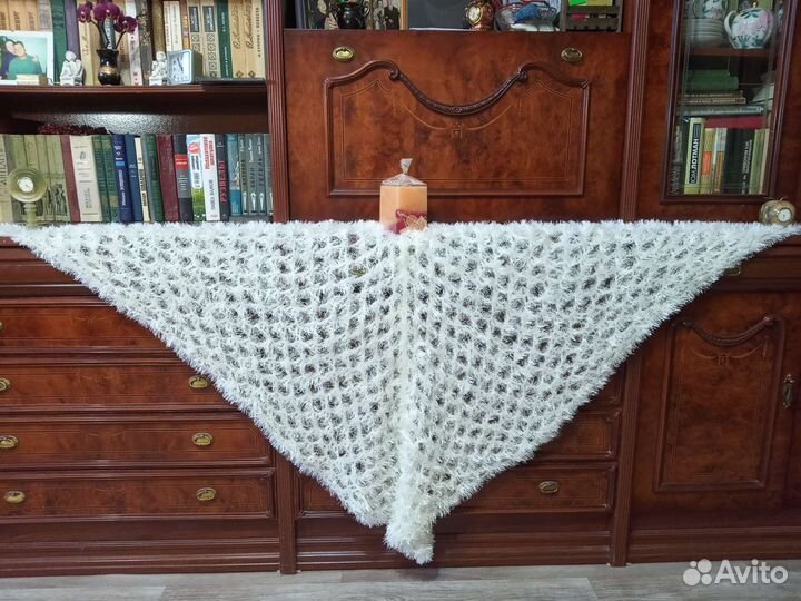 Шали ручной работы. Красная и белая