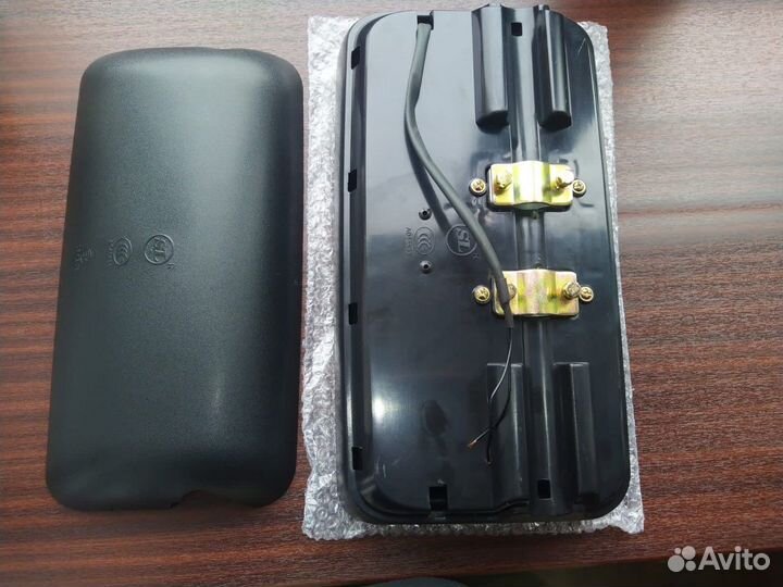 Правое зеркало заднего вида