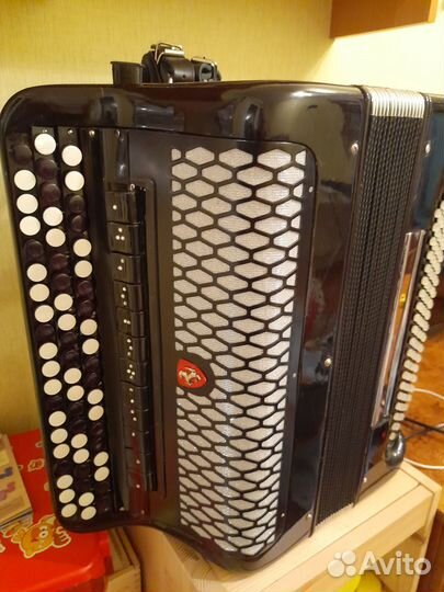 Готово-выборный цельнопланочный 4-х голосый баян