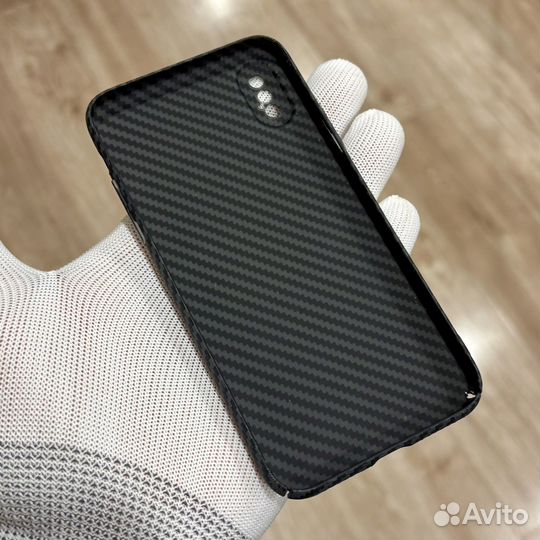 Карбоновый чехол на iPhone XS