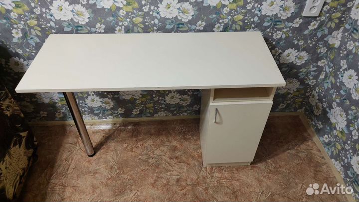 Маникюрный стол