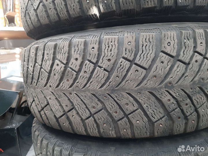 Michelin X-Ice North 4 215/65 R16